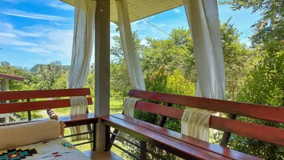 Casa vacacional — Hidden Gems - 5 min Beach, Soft Mattress, Cozy Balcony, Work & Workout zones